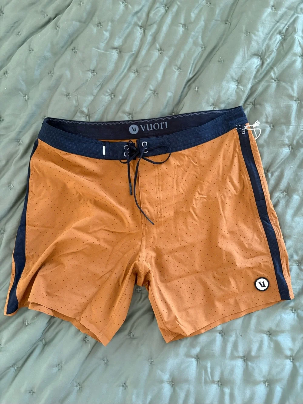 Vuori Peak Boardshort Men’s 33 Turmeric Micro Dot NWT Performance Swim Shorts